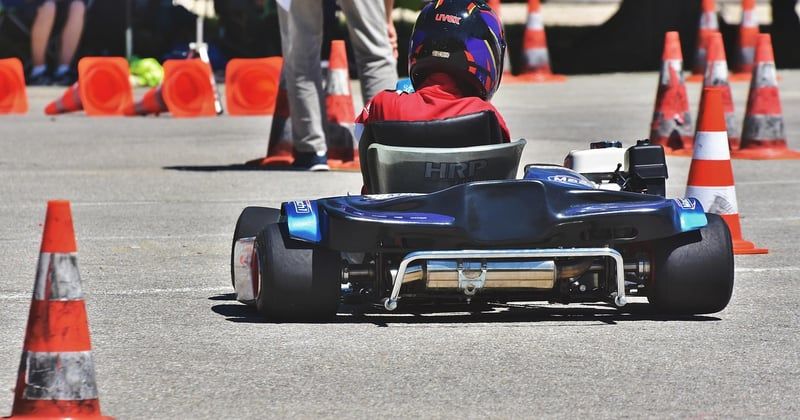 Casque intégral en karting : est-il vraiment obligatoire ?