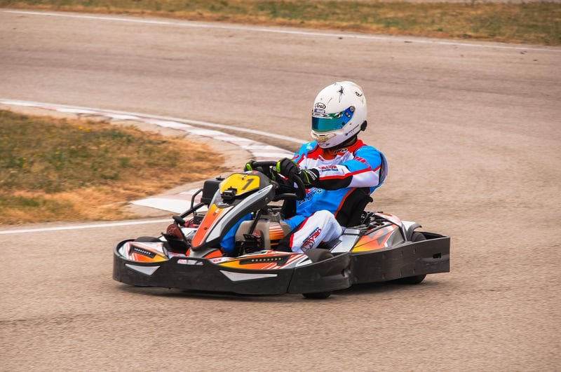 Débuter en karting en 2026 : guide ultime pour les novices passionnés