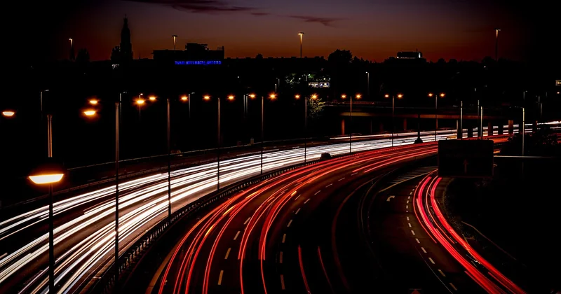 Freiner dans un virage : l'erreur qui transforme une trajectoire en sortie de route