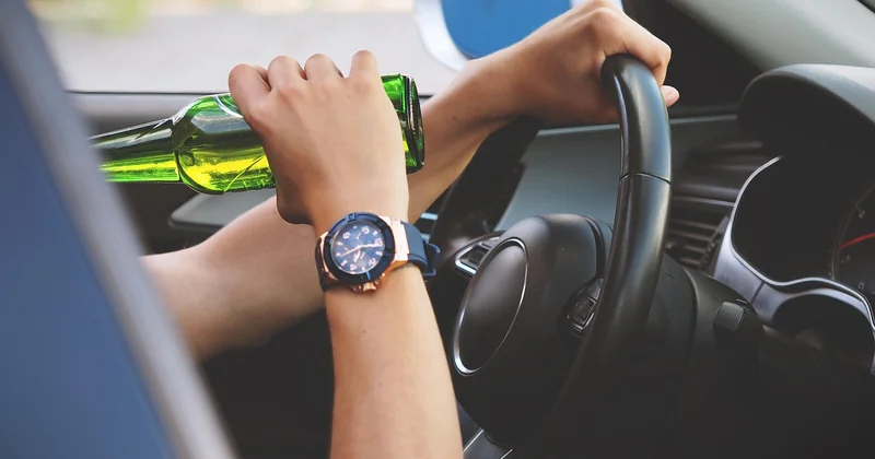 Les mains crispées : l'erreur de trajectoire que tout le monde ignore